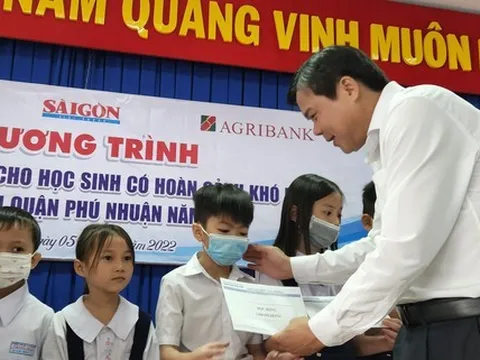 Trao 120 suất học bổng cho học sinh khó khăn ở TP HCM