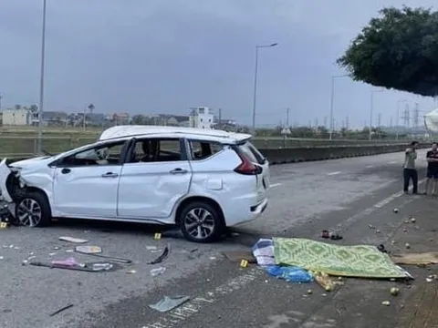 Ôtô con tông vào dải phân cách, 2 người tử vong