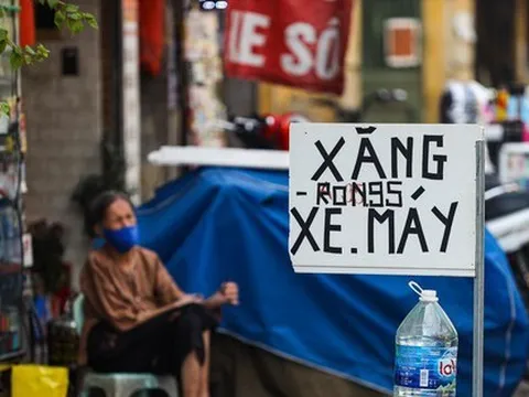 Hà Nội quyết dẹp 'cây xăng di động' bán vỉa hè