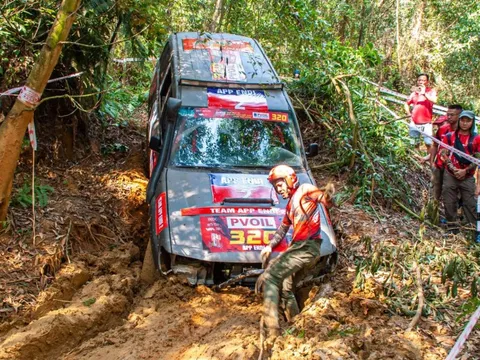 Tài xế vất vả vượt qua nhiều bài off-road khắc nghiệt trong ngày đầu VOC 2022