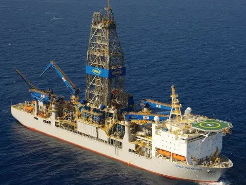 'Vựa dầu' 11 tỷ thùng thành miếng bánh ngọt không ai muốn bỏ qua