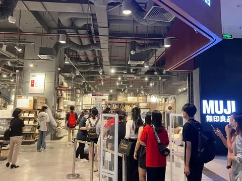 Giải mã sức hút chiếc gối ôm đang được giới trẻ săn đón: “Cháy hàng” chỉ sau 10 phút bày bán, muốn mua được phải xếp hàng từ sớm