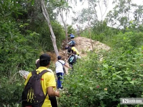 Rủ nhau leo núi Cô Tiên để… trồng cây