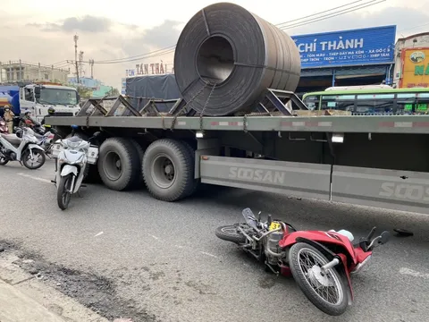 Người phụ nữ tử vong do xe đầu kéo cán qua người