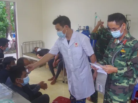 Các chiến sĩ ở Đảo Sơn Ca giúp đỡ ngư dân gặp nạn do tàu lật trên biển