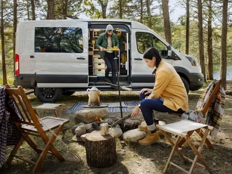 Ford Transit thêm bản mua về, đi chơi xa được luôn không cần thêm gì