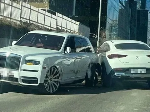 Xe Mercedes-Benz đâm rụng bánh Rolls-Royce - Tai nạn hàng chục nghìn USD