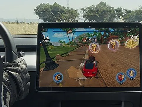 Tesla gạ đổi danh tiếng lấy game miễn phí tích hợp lên xe điện