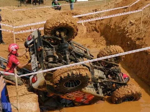 Xế độ trổ tài trèo qua ống bê tông ở giải đua ô tô địa hình Việt Nam