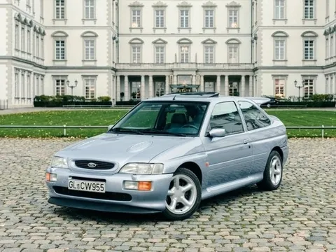 Cận cảnh chiếc Ford Escort RS Cosworth cuối cùng đang được bán đấu giá ở Anh