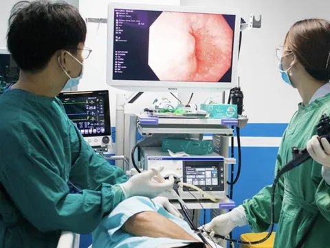 Người phụ nữ nuốt hàm răng giả khi ăn