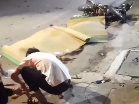 Xe máy tông gốc cây bên đường, 2 thanh niên tử vong tại chỗ