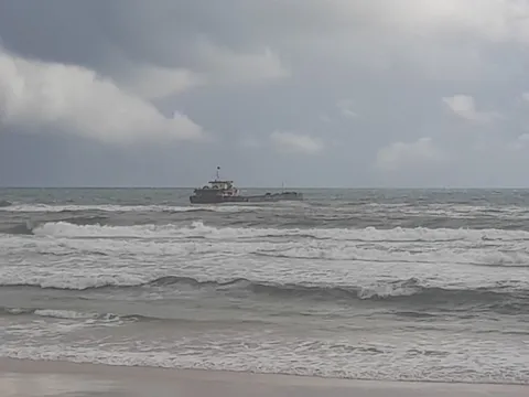Tàu hàng chở gần 3.000 tấn cát cùng 9 thuyền viên mắc cạn trên biển Quảng Trị