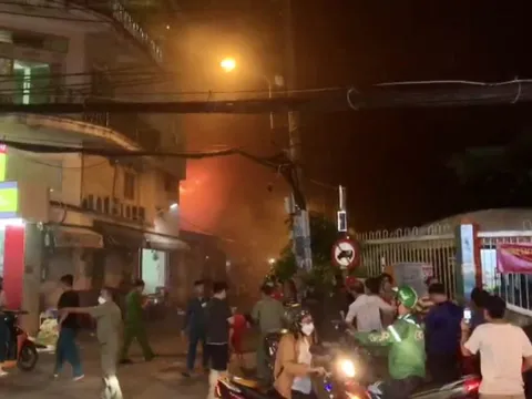 Cháy lớn trong đêm tại căn nhà trong dãy nhà liền kề ở quận 8