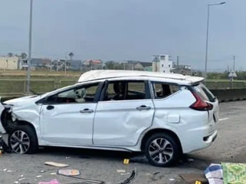 Phóng tốc độ cao, Mitsubishi Xpander lộn nhiều vòng vì đâm dải phân cách