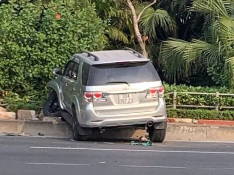 Đằng sau những bức ảnh TNGT: Toyota Fortuner leo dải phân cách sau va chạm với Audi A7