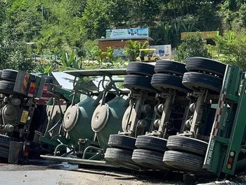 Xe trộn bê tông lật nghiêng trên Quốc lộ 27C, giao thông ùn tắc nhiều giờ