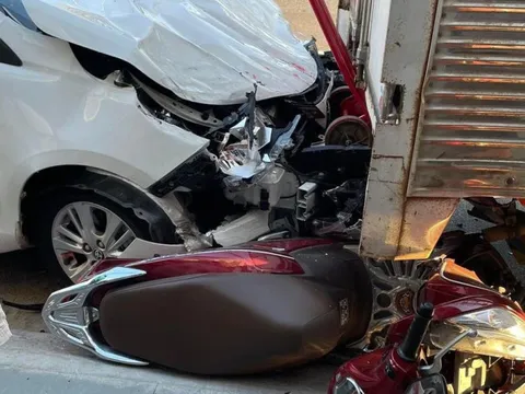 Toyota Vios dồn xe máy chui tọt vào gầm xe tải