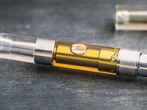 Bé trai 12 tuổi khó thở, co giật sau khi hút thuốc lá điện tử