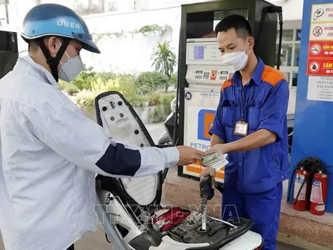 Nhiều cửa hàng tại Hà Nội hết xăng dầu: Người dân dồn về các cây xăng của Petrolimex