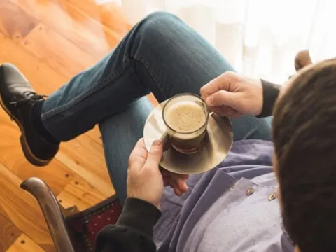 Nam thanh niên ngã xuống đường sau khi uống 3 ly cà phê