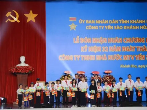 Tặng 6 nhà tình nghĩa và 60 phần quà cho gia đình chính sách, học sinh khó khăn