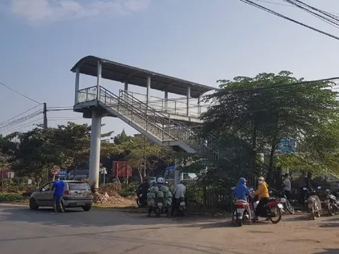 Băng qua đường sắt có rào chắn, đôi vợ chồng bị tàu hỏa tông thương vong