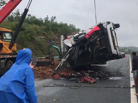 Xe tải va chạm lật ngang đường, cao tốc Đà Nẵng - Quảng Ngãi ùn tắc nhiều giờ