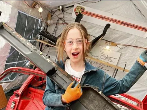Cô bé 14 tuổi tự làm Porsche 914 điện bằng tiền bán rau gây sốt tại triển lãm xe độ