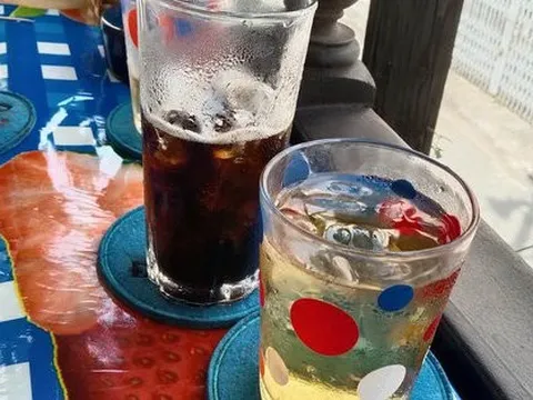 Thanh niên ngã xuống đường sau khi uống 3 ly cà phê