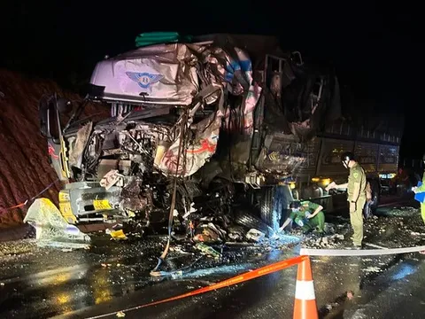 Xe khách giường nằm lấn làn gây tai nạn thảm khốc làm 2 người chết, 13 bị thương