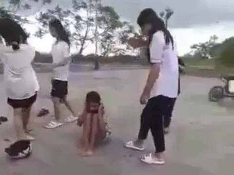 Nữ sinh lớp 6 bị "đàn chị" vây đánh ở Quảng Trị