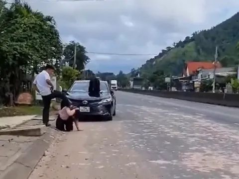 Người đàn ông dùng chân đạp vào đầu người phụ nữ trên đường gây phẫn nộ