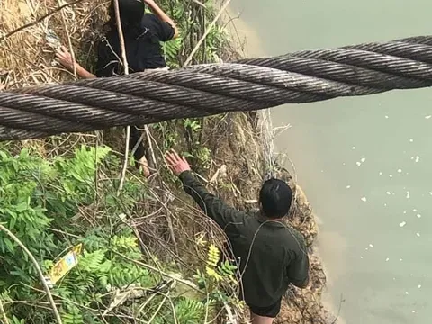 Dũng cảm lao xuống sông cứu người phụ nữ nhảy cầu