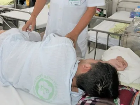 Dùng khoan mở nắp thùng phuy dầu, giám đốc công ty cơ khí trọng thương