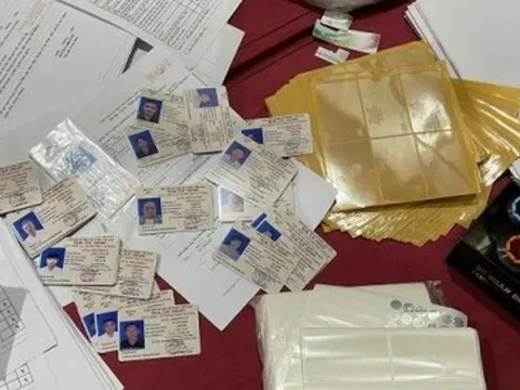 Vạch trần "chiêu" làm giả hàng nghìn giấy phép lái xe, bằng đại học