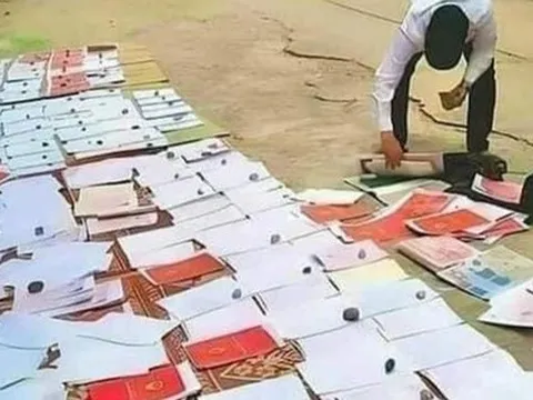 Rộ trào lưu 'phơi' sổ đỏ vỉa hè để quay TikTok bán đất