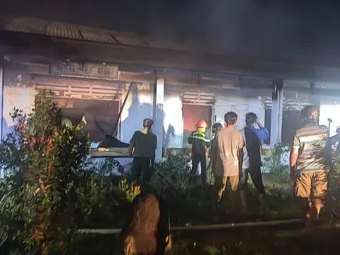 Trường học ở Quảng Nam bất ngờ cháy dữ dội trong đêm