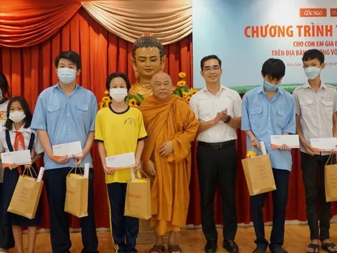 Trao học bổng cho học sinh thuộc diện gia đình chính sách