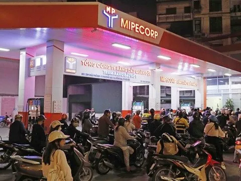 Người dân xếp hàng mua xăng, ĐBQH hỏi vai trò của Quỹ bình ổn ở đâu?