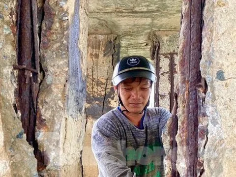 Cầu rệu rã sắp sập, người dân vẫn buộc phải... đi qua!