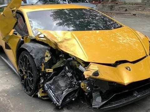 Vừa mới mua, Lamborghini Huracan phóng nhanh gây tai nạn: 1 xe lật ngửa