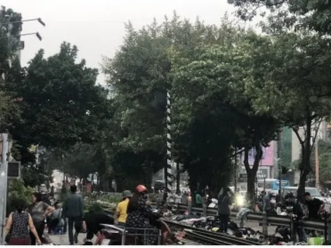 Chợ đồ cũ họp ngay chân đường tàu hoả, bất chấp nguy hiểm: Chính quyền có hay?