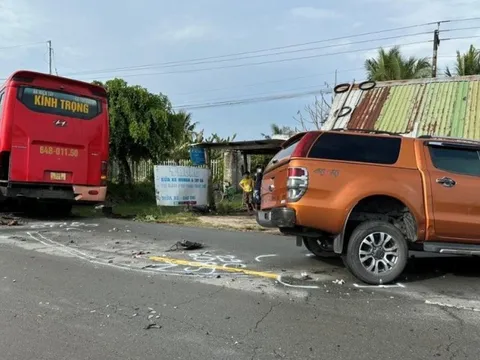 Vĩnh Long: 2 ô tô bẹp dúm sau cú va chạm kinh hoàng