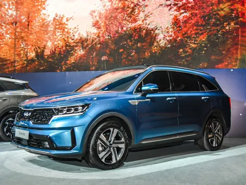 Chi tiết Kia Sorento Hybrid tại Việt Nam: Có cổng sạc ngoài, đi trước Santa Fe một bước