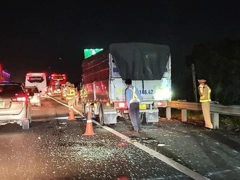 Liên tiếp xảy ra tai nạn, cao tốc TP.HCM - Trung Lương ùn tắc nhiều giờ