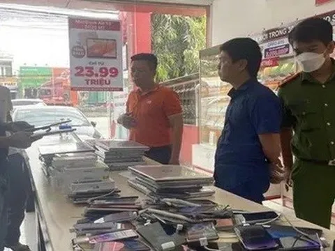 Chặn đường thoát của gã đàn ông chui vào FPT shop chôm tài sản 1 tỉ đồng