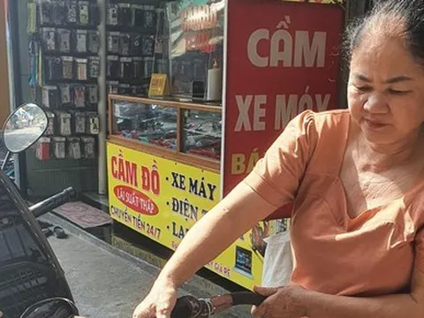 Cây xăng tự phát mọc khắp nơi, trang bị cả... trụ bơm điện tử