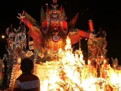 Thắp hương, đốt vàng mã không đúng nơi quy định tại lễ hội có thể bị phạt 1 triệu đồng