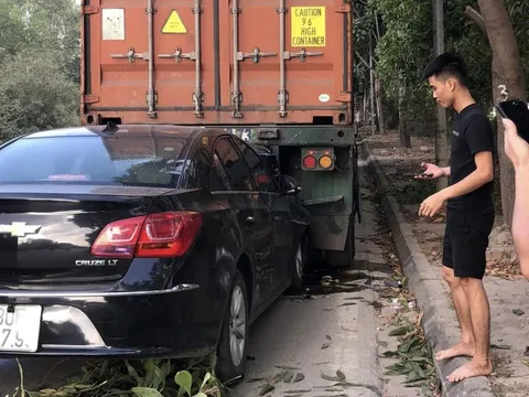 Ngủ gật, tài xế Chevrolet Cruze chui tụt vào gầm công-ten-nơ